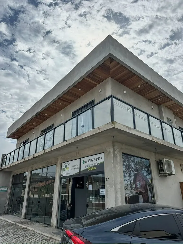Prédio comercial de dois pisos em concreto aparente, sem acabamento na fachada