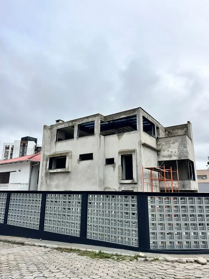 Sobrado em obra, com paredes de concreto cru e estrutura aparente