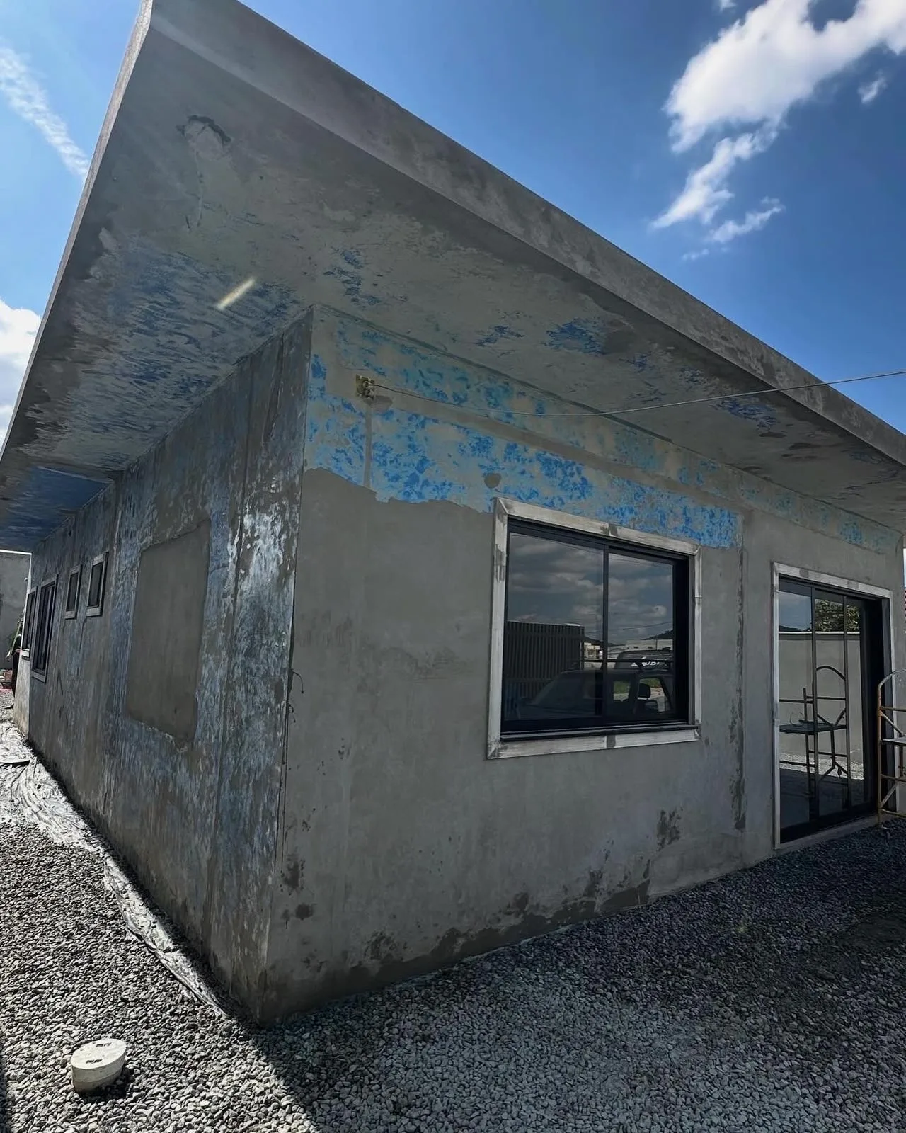 Fachada comercial em processo de pintura