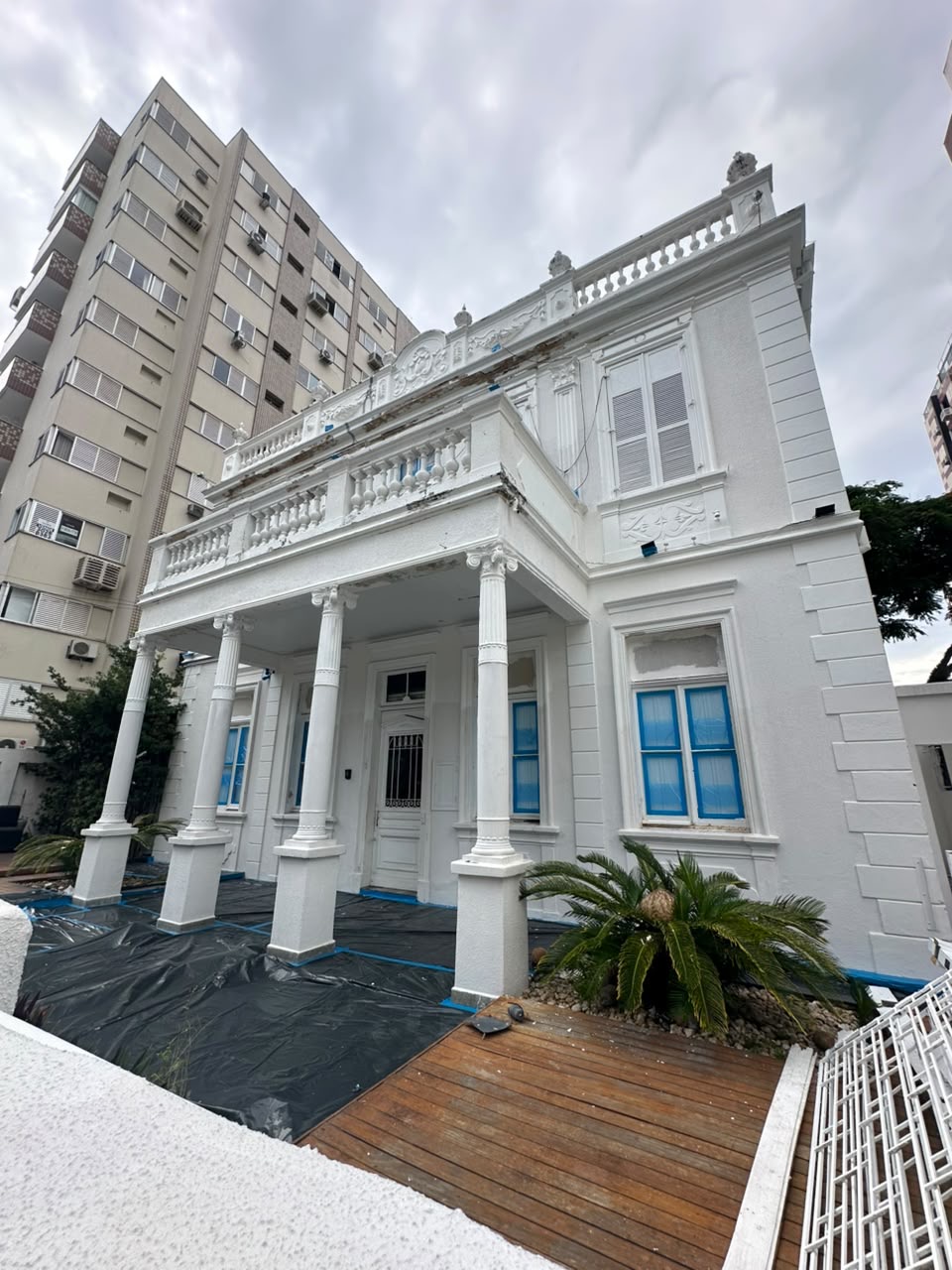 Fachada do casarão histórico do Indaiá Eventos, em Florianópolis, restaurada e pintada de branco