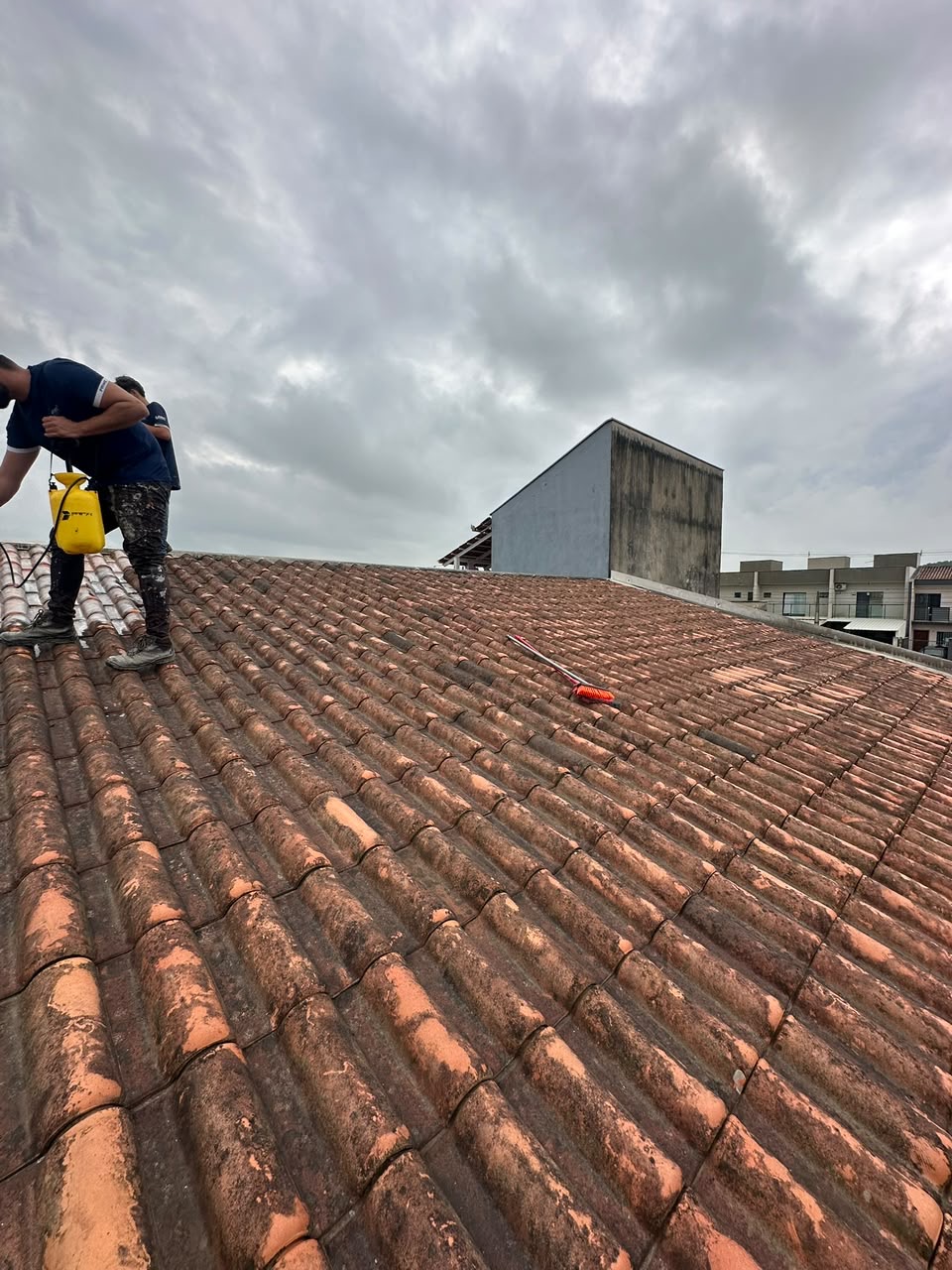 Telhado revitalizado com pintura impermeabilizante