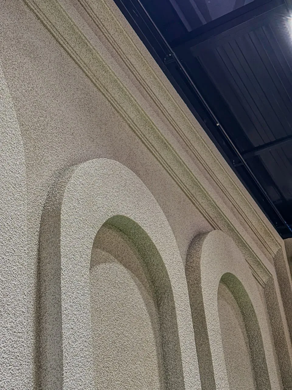 Parede interna com acabamento em textura decorativa