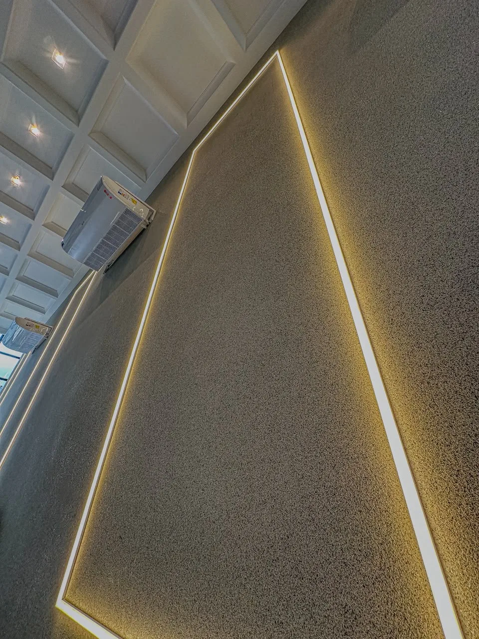 Detalhe de parede decorativa com acabamento texturizado