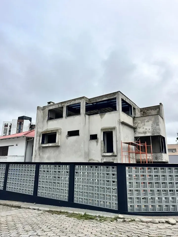 Sobrado em obra, com paredes de concreto cru e estrutura aparente