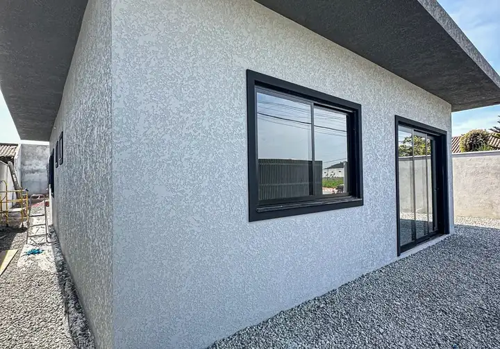 Fachada de casa térrea com textura projetada em cinza claro