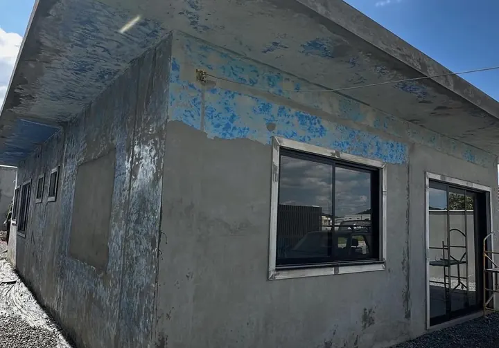 Fachada em obra durante etapa de pintura