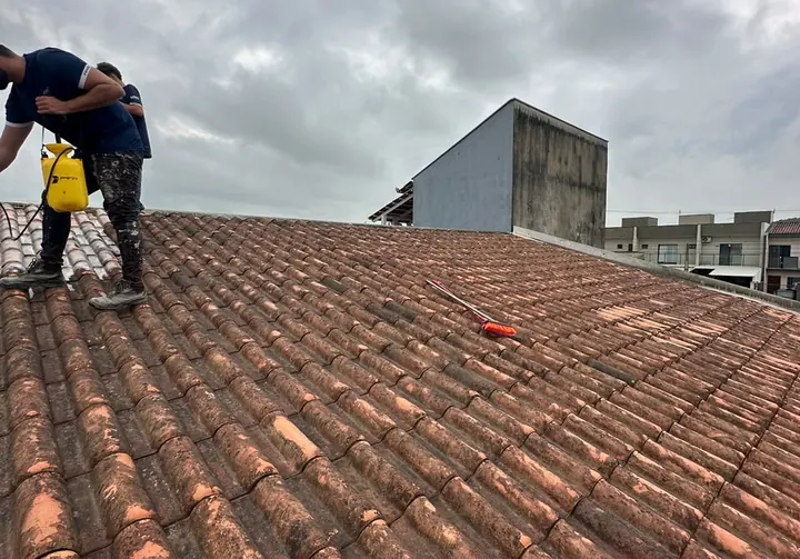 Telhado revitalizado com pintura impermeabilizante