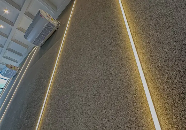 Detalhe de parede decorativa com acabamento texturizado
